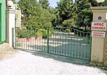 Bu mahallenin girişi kapıdan