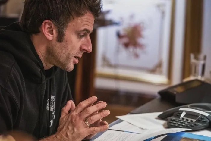 Son dakika: Fransa Cumhurbaşkanı Emmanuel Macron’un kıyafeti sosyal medyada olay oldu: Vladimir Zelenskiy’e mi özendi?