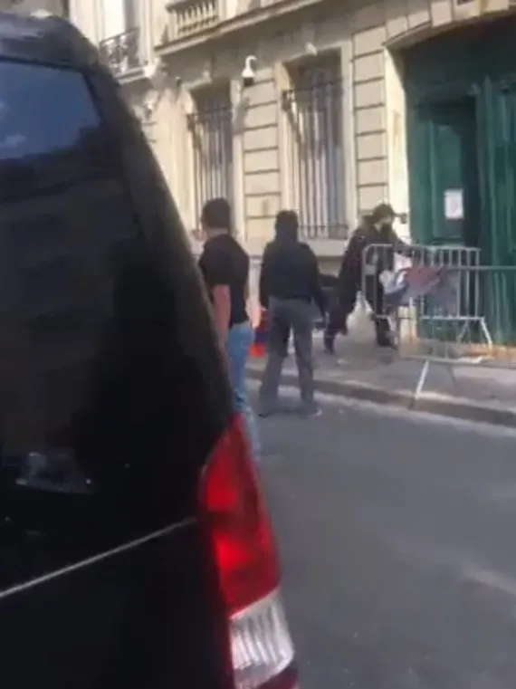 azerbaycanin-paris-buyukelciligine-alcak-saldiri-ermeni-barbarlar-1663531688485.jpg Azerbaycan'ın Paris Büyükelçiliğine alçak saldırı! "Ermeni barbarlar..." - 4