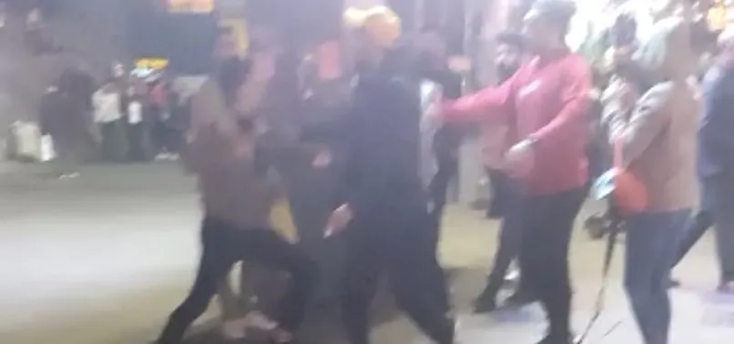 İstanbul'da aynı yerde iki grubun kavgası kamerada! Tekme ve yumruklar havada uçuştu