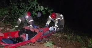 Otomobil uçuruma yuvarlandı! 3 yaralı