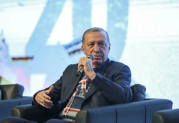 Başkan Recep Tayyip Erdoğan Erzurum’da gençlerle buluştu: 6’lı masa naylon yapıda
