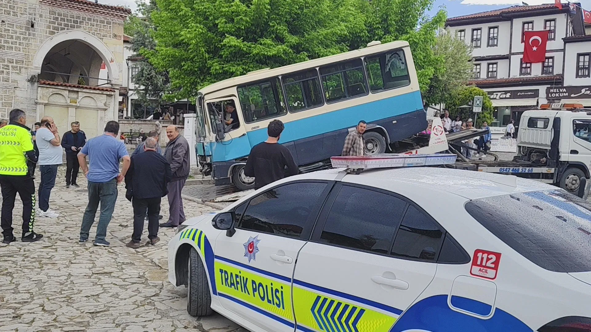 Safranbolu’da freni boşalan dolmuş tarihi çarşıya daldı