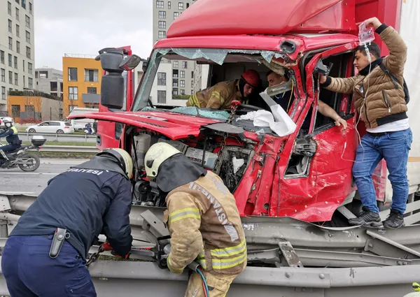 son-dakika-istanbulda-zincirleme-kaza-trafik-durma-noktasina-geldi-1614773252408.jpg Son dakika... İstanbul'da zincirleme kaza: Trafik durma noktasına geldi - 4