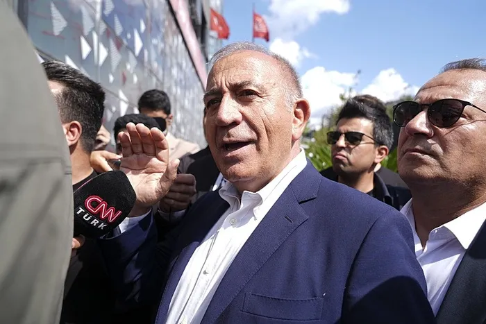 1757400427892.jpeg Gürsel Tekin masaya vurarak CHP'lilerin yüzüne isyan etti: Ben Aziz İhsan Aktaş’ın Ertan Yıldız’ın arkadaşı değilim - 1