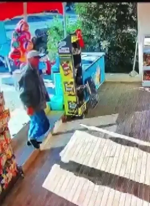 antalyada-yasli-amca-market-kirlenmesin-diye-ayakkabilarini-cikarip-coraplariyla-girdi-1633862665058.jpg Antalya’da bir amca market kirlenmesin diye ayakkabılarını çıkarıp çoraplarıyla girdi - 1