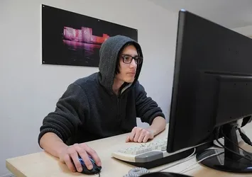 Önce Apple'da şimdi de Youtube'da açık buldu