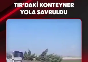TIR'DAKİ KONTEYNER YOLA SAVRULDU