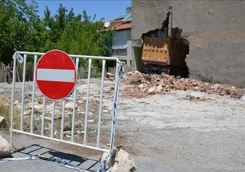 Eve giren kamyon 9 aydır kaza yerinde duruyor