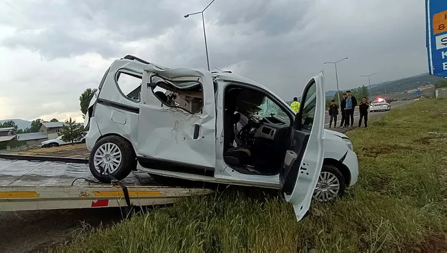 bingolde-trafik-levhasina-carpan-hafif-ticari-aractaki-1-kisi-oldu-3-kisi-yaralandi-1715453852508.jpg Bingöl'de trafik levhasına çarpan hafif ticari araçtaki 1 kişi öldü, 3 kişi yaralandı - 1