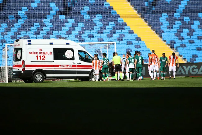 Adanaspor-Giresunspor maçında kaleci Goran Karacic ambulansla hastaneye kaldırıldı - 2