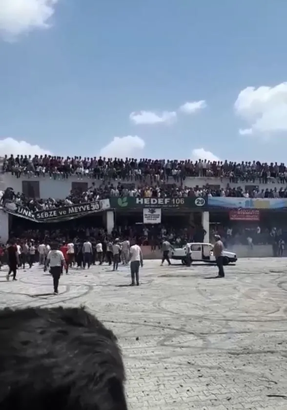 antalyada-drift-festivalinde-facia-izleyenlerin-oldugu-balkon-coktu-o-anlar-kamerada-1651667799629.jpg Antalya’da drift festivalinde facia! İzleyicilerin olduğu balkon çöktü: O anlar kamerada - 6