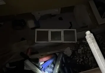 Zeytinburnu’nda bina duvarı yıkıldı: Kumaş topları bahçeye fırladı