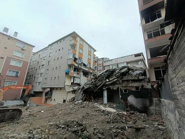 bahcelievlerde-yikimi-yapilan-bina-yan-binanin-uzerine-coktu-1679054963333.jpeg Bahçelievler'de yıkımı yapılan bina yan binanın üzerine çöktü - 2