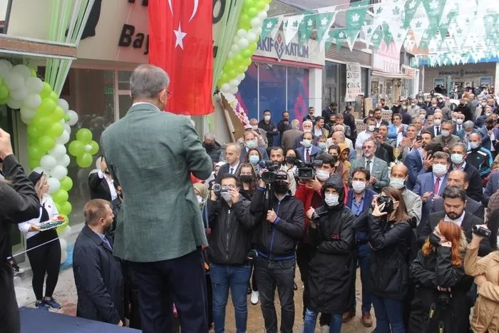 Gelecek Partisi Genel Başkanı Ahmet Davutoğlu’nun Sivas ziyaretinde arbede! Vatandaşı tehdit ettiler: Seni buluruz - 1