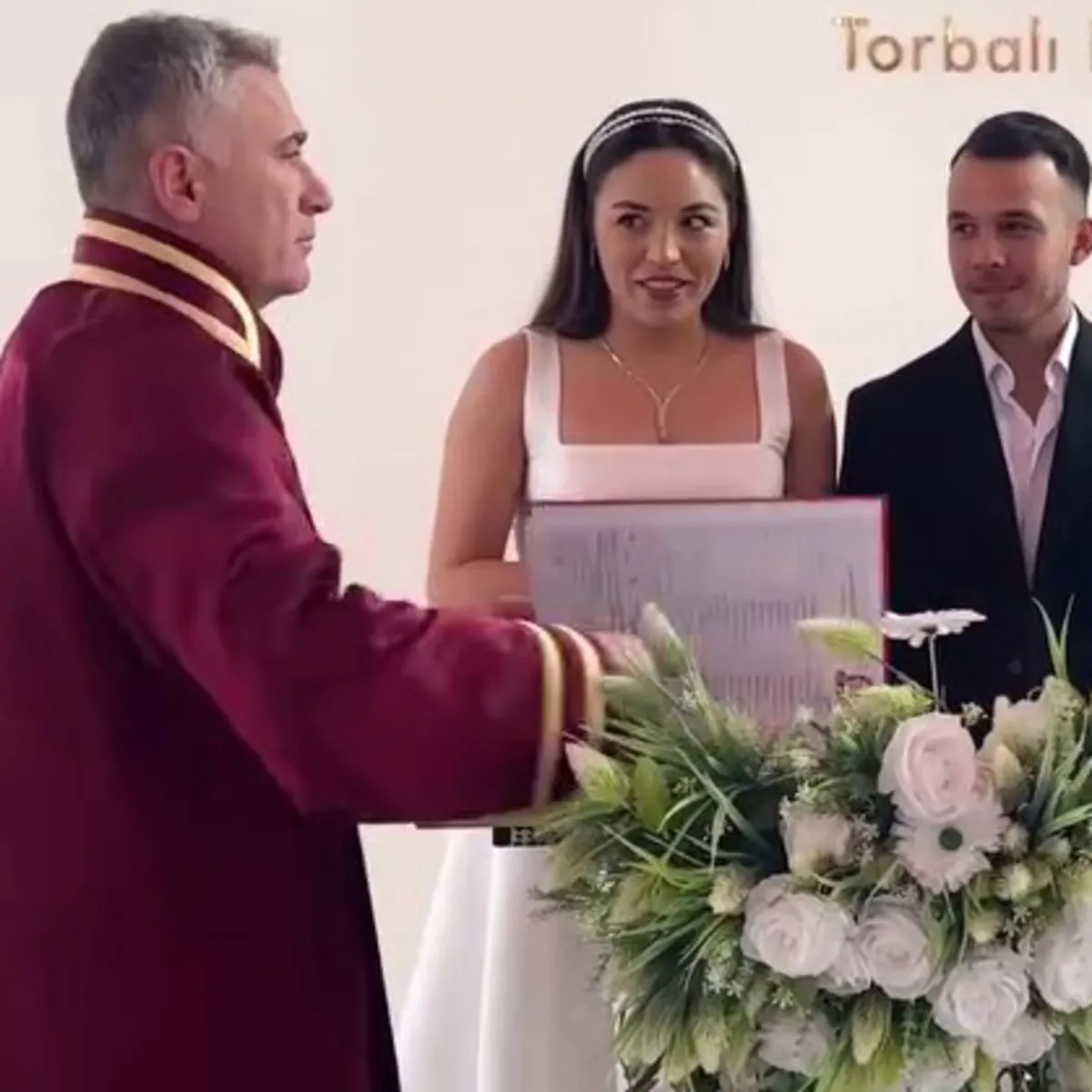 İzmir'deki Nikah Töreninde Şaka Krizi: Nikah Memuru Panik Yarattı