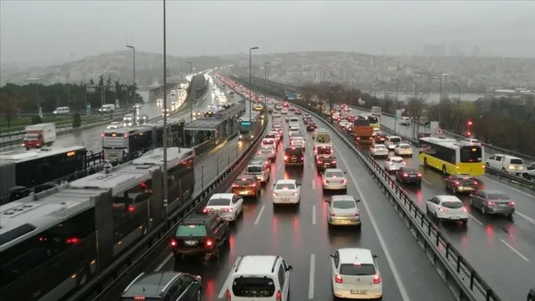 1707718226473.jpeg İstanbul'da trafik yoğunluğu yüzde 81'e ulaştı! Metrobüs duraklarında büyük yoğunluk yaşandı - 2