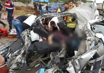 Otomobil TIR ile çarpıştı: 2 ölü, 3 yaralı