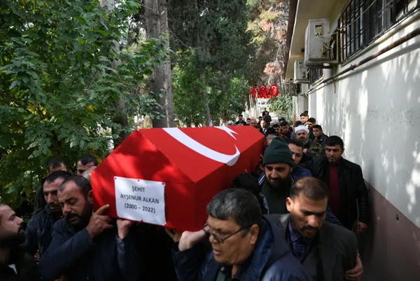 sehit-ogretmen-aysenurun-annesi-yurek-yakti-yokluklara-ragmen-okudu-her-seyi-idare-ederdi-1669112190044.jpg Şehit öğretmen Ayşenur'un annesi yürek yaktı: Yokluklara rağmen okudu, her şeyi idare ederdi - 6