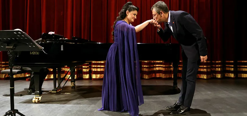 Türkiye düşmanı Pervin Chakar'ın elini öpen Özgür Özel kendisini savundu! "Hiç pişman değilim" dedi HEDEPKK'ya selam çaktı...