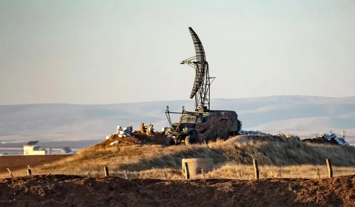 iran-ve-rusya-suriyeden-cekiliyor-sirada-ypgpkk-var-1734334045299.jpg Suriye'de Rusya'ya ait olduğu belirtilen terk edilmiş askeri üsten geriye kalan görüntüler (AFP)