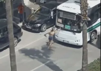 Önce yola yattı sonra araçlara saldırdı! Adana'da şaşkına çeviren olay!