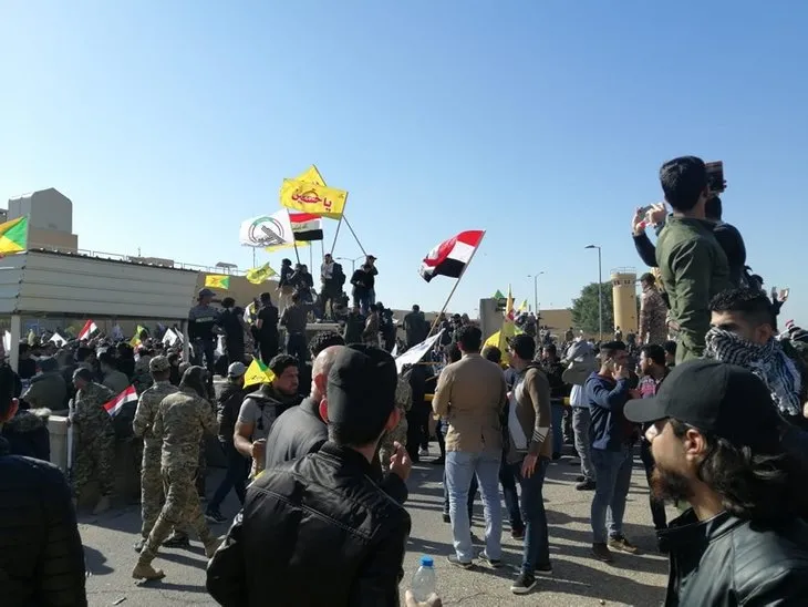 Irak protestocular ABD’nin Bağdat Büyükelçiliği binasını bastı ve içeri girdi