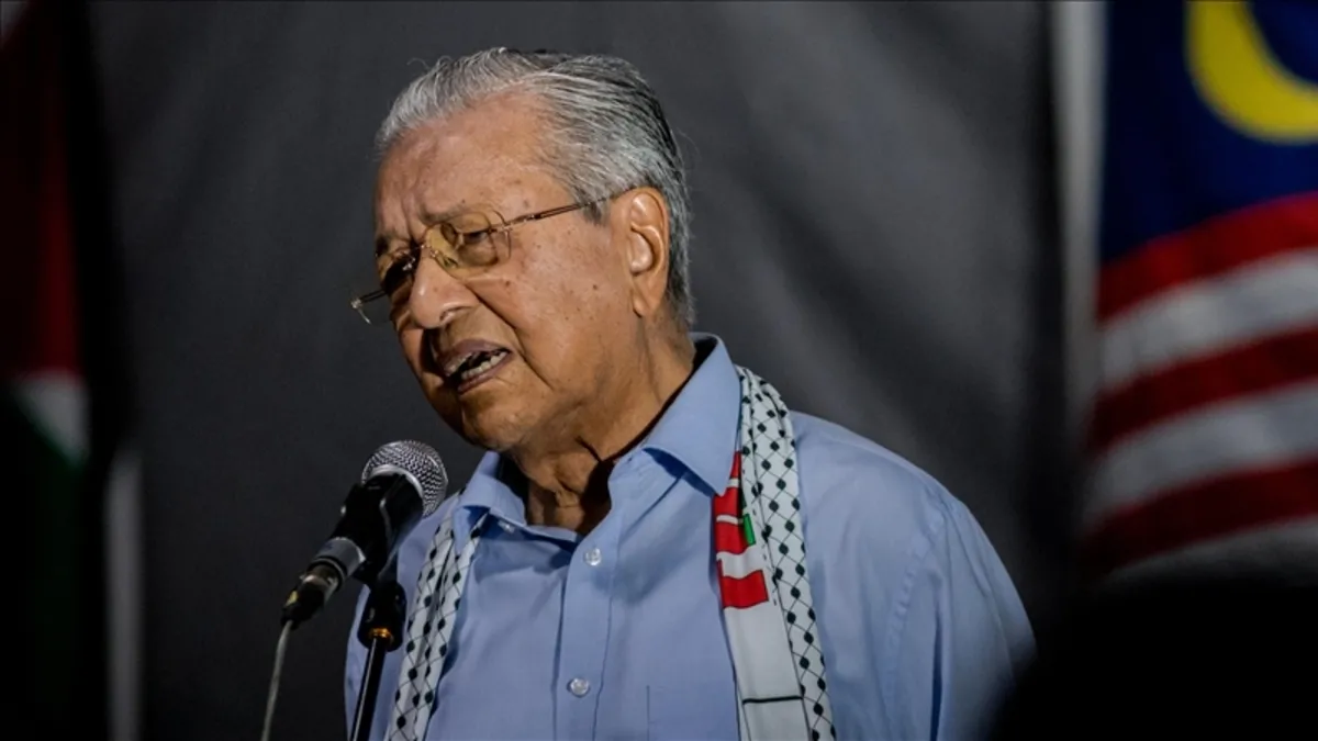 Malezya'nın efsane lideri Mahathir 100 yaşında hastaneye kaldırıldı