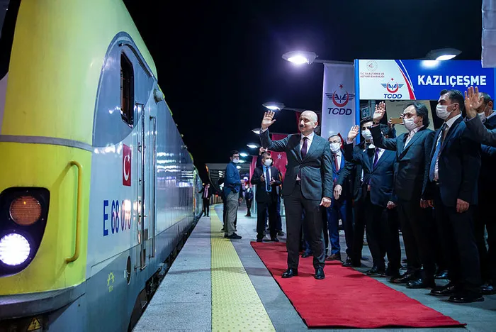 İlk yurtiçi yük treni Marmaray tünelinden geçti