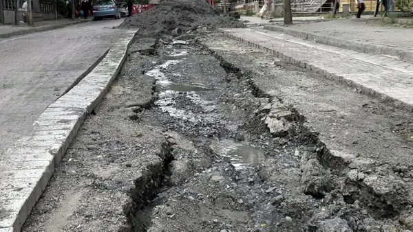 Son dakika | İSKİ Avcılar’da vatandaşın başına dert oldu! Çalışma yapılan yol 20 günde 4 kez çöktü