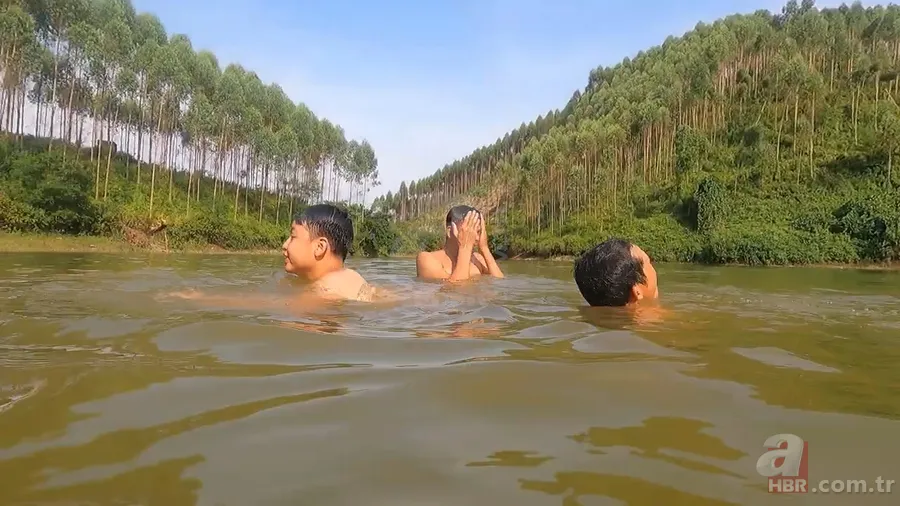 Dev anakonda yılanı nehirde yüzen gençlere saldırdı! Korku dolu anlar görüntülendi 10