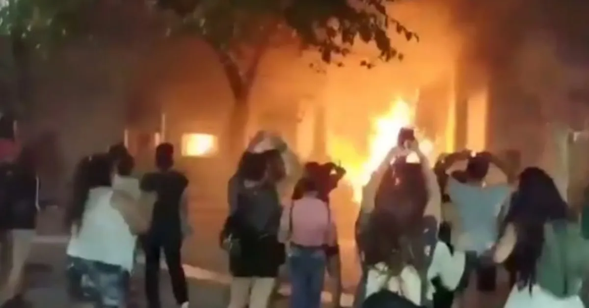 Arjantin'de kadınlar valilik binasını yaktı