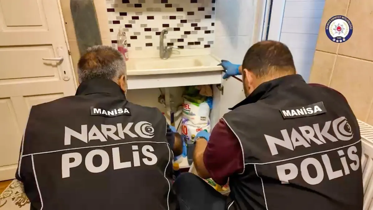 Manisa’da zehir tacirlerine şafak baskını: 20 kişi tutuklandı