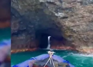 Dünyanın en uzun ikinci deniz mağarası! İçinden şelale akan mağaradan botla geçtiler