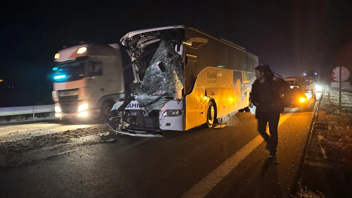 Anadolu Otoyolu’nda feci kaza: 1 ölü 15 yaralı