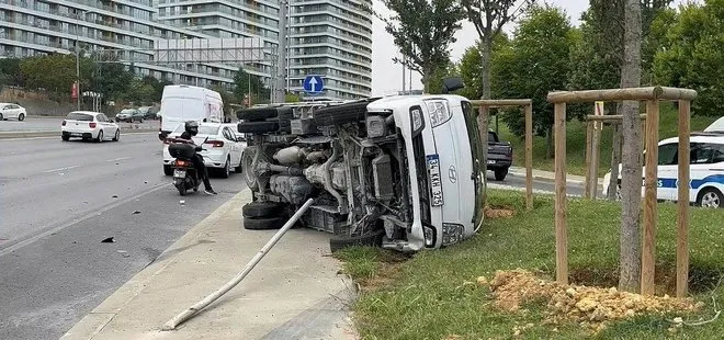 İstanbul’da trafiği aksatan kaza! Otomobilin çarptığı kamyonet yan yattı