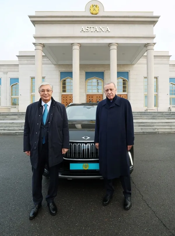 Başkan Erdoğan Tokayev’e Togg hediye etti