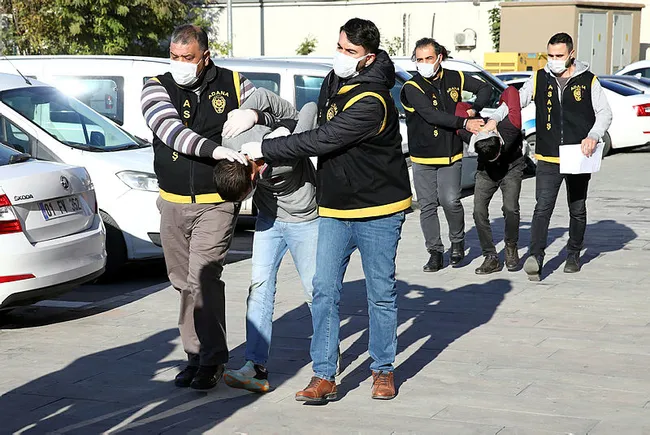 Adana'da eve giren hırsızlar polisle çatıştı! Dehşet anları kamerada... - 6