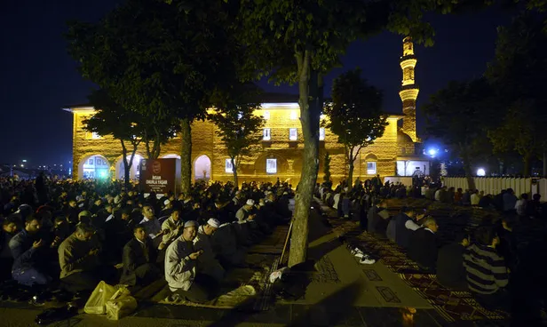 Bugün kandil mi? Kadir Gecesi kandil mi? 8 Mayıs Kadir Gecesi bugün mü idrak edilecek? İşte Diyanet takvimi