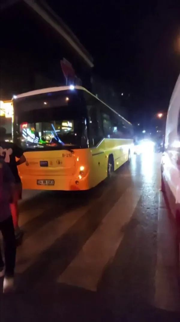 iett-soforu-ortaligi-karistirdi-yol-ortasinda-araci-birakip-dugune-gitti-1662969925186.jpg İETT şoförü ortalığı karıştırdı! Yol ortasında aracı bırakıp düğüne gitti - 1