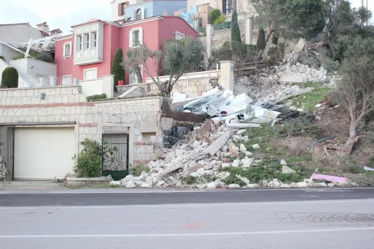 Son dakika: İzmir'de görülmemiş felaket! Hortum araçları 10 metre havaya kaldırıp binaların üzerinden savurdu