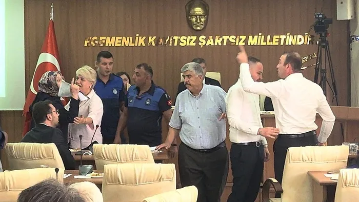 burdur-belediye-meclisinde-gergin-anlar-chpli-uye-ak-partili-kadin-uyenin-uzerine-yurudu-1754512597953.jpeg (Foto: İHA)