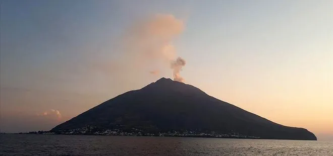 Stromboli Yanardağı’nda patlama! Bölgede büyük panik