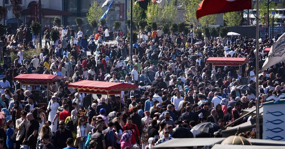 Ramazan Bayramı'nın 2. gününde vatandaşlar Eminönü'ne akın etti!