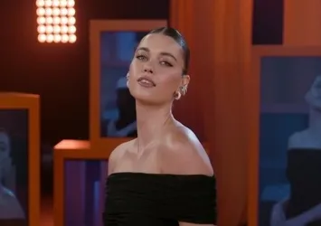 Afra Saraçoğlu'ndan çok konuşulacak uçak pozu!