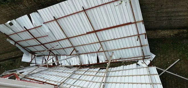 Şiddetli fırtına evin ve AVM'nin çatısını uçurdu! İşte o anların görüntüleri...