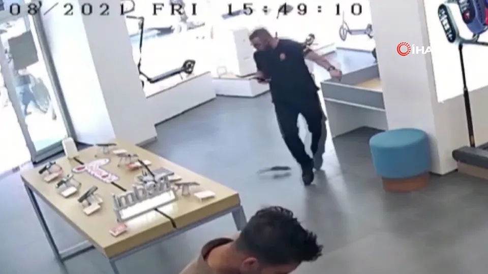 Korkudan tepetaklak oldu! O anlar sosyal medyayı salladı