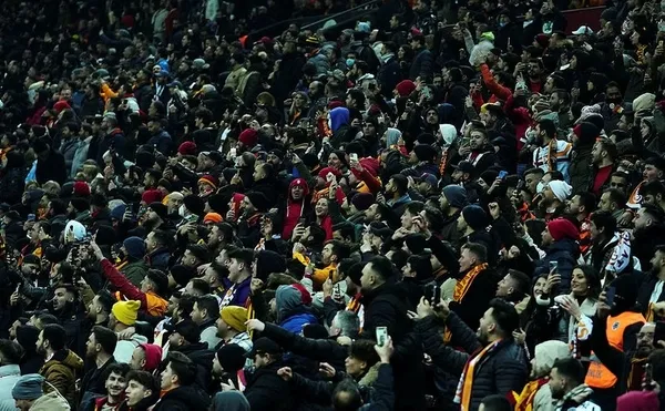 besiktas-baskani-ahmet-nur-cebi-galatasaray-macinin-devre-arasinda-nef-stadindan-ayrildi-1647286207641.jpg Beşiktaş Başkanı Ahmet Nur Çebi, Galatasaray maçının devre arasında Nef Stadı'ndan ayrıldı - 3