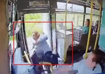 Kapısı açık halde seyir eden otobüsten düştü!