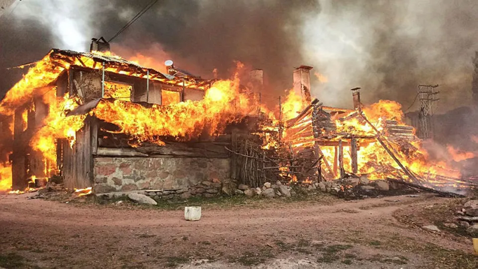 Kastamonu'da feci yangın! 15 ev alevlere teslim oldu! Köyde korkunç manzara